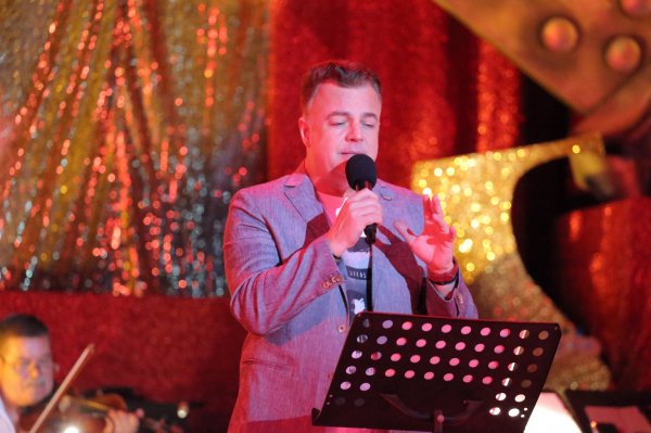 Adrian_Enache `CU MASCA sau FARA MASCA - OAMENII VOR SA ZAMBEASCA`