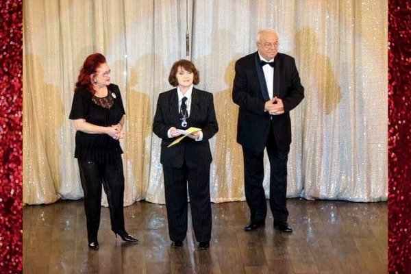 Margareta_Paslaru Premiul de Excelenta al Fundatiei STELAR alaturi de Teatrul Revista `Tanase` 2009