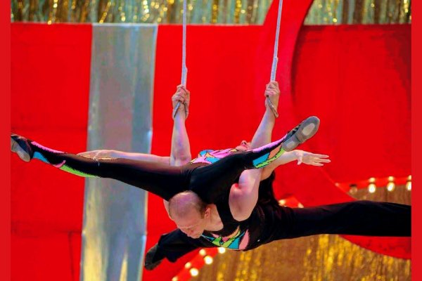 Moment Acrobatic Trapez aerian Duo Dinica: Adina Iancu si Amedeo Dinica 