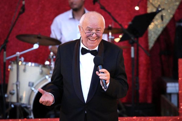Alexandru_Arsinel `CU MASCA sau FARA MASCA - OAMENII VOR SA ZAMBEASCA`