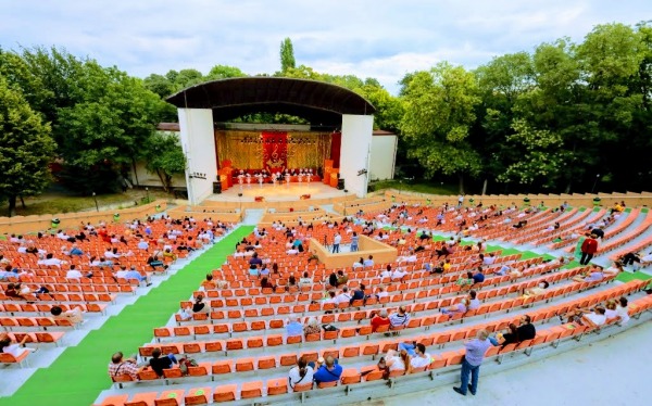 Teatrul de Vara HERASTRAU PREMIERA: in fiecare sambata au loc spectacole din seria `CU MASCA sau FARA MASCA, OAMENII VOR SA ZAMBEASCA!` +++